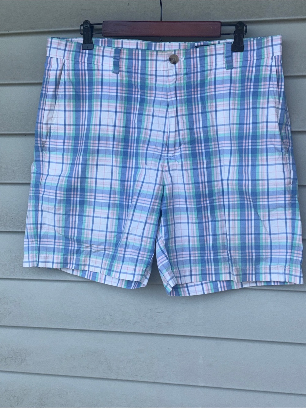 Vineyard Vines Men's Light Blue & Pastel Green Plaid Flat-Front Shorts. Size 35.